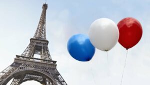 Red, white and blue balloons with the Eiffel Tour in the background.